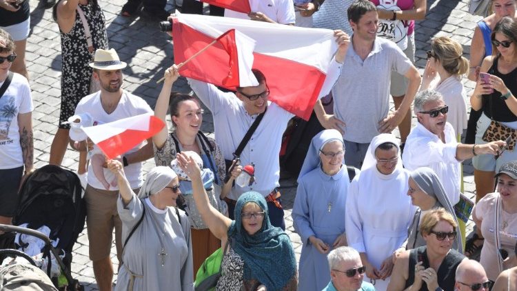 Alcuni fedeli con la bandiera polacca