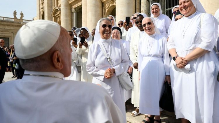 Papa Franjo i redovnice