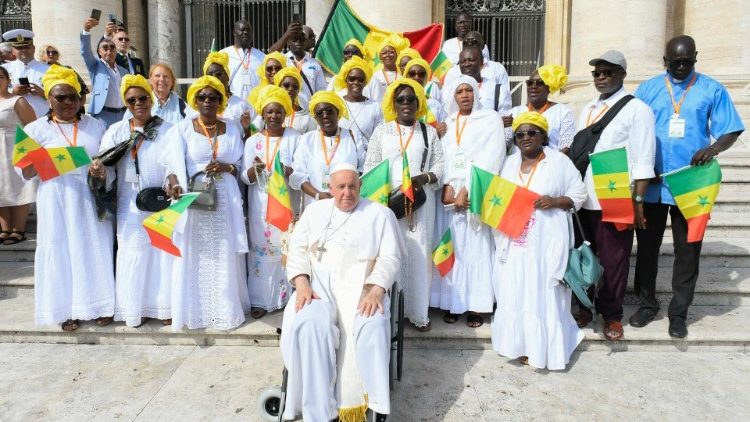 Papa amekutana na kupiga picha na kundi moja kutoka Afrika