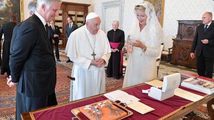 Le Pape a reçu leurs majestés le roi Philippe et la reine Mathilde dans la bibliothèque du Palais apostolique, le 14 septembre 2023.