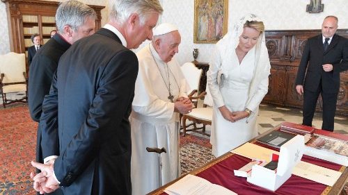 Papa Francisco com o Rei Philippe da Bélgica e a Rainha Mathilde