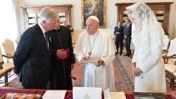 Papa Franceco con re Philippe del Belgio e la regina Mathilde