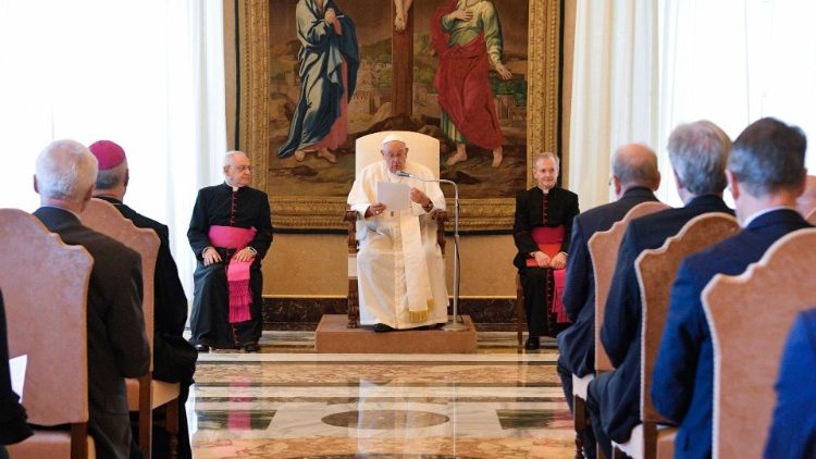 바오로 서간 에큐메니컬 콜로키움 참가자들에게 연설하는 프란치스코 교황