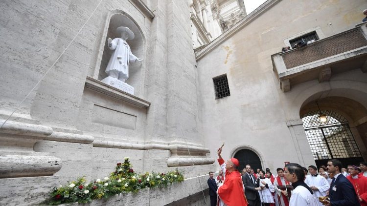 聖アンドレア金の石像の除幕式、聖ペトロ大聖堂主席司祭・ガンベッティ枢機卿による像の祝別　2023年9月16日
