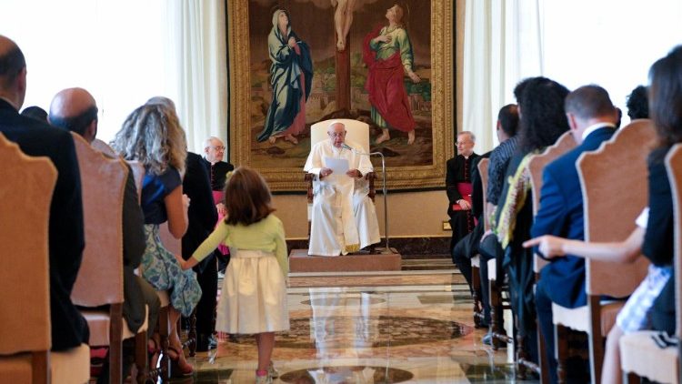 Papež hovoří k účastníkům umělecké soutěže s vánoční tematikou 