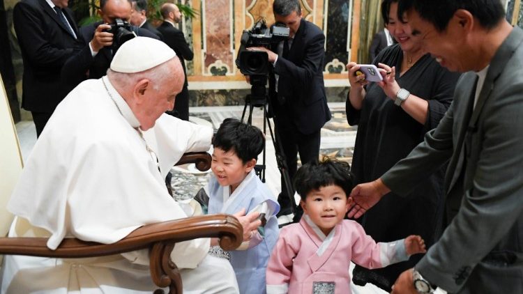El Papa saluda a los niños