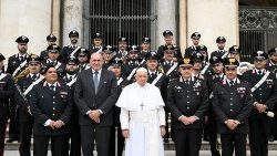 Papst Franziskusu und die Carabinieri