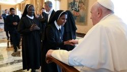 Папата с членовете на Конгрегациите на рогационистите и Дъщерите на Божествената ревност