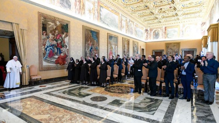 Papa Francisc alături de participanții la întâlnirile capitulare ale ”Rogaționiștilor Inimii lui Isus” și ”Fiicelor Zelului Divin”