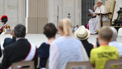 Il Papa: basta soffocare l'Africa, non è una terra da sfruttare o saccheggiare