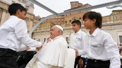 Im Papamobil durften auch diesmal wieder ein paar Kinder mit dem Papst über den Petersplatz fahren