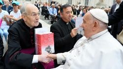Prälat Moll überreicht dem Papst den neuen Band