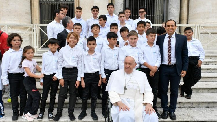 Gruppenbild mit Papst bei der Generalaudienz