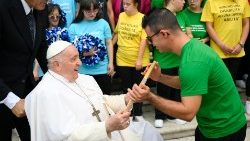 Na Audiência Geral, Papa recebe presente de menino com deficiência