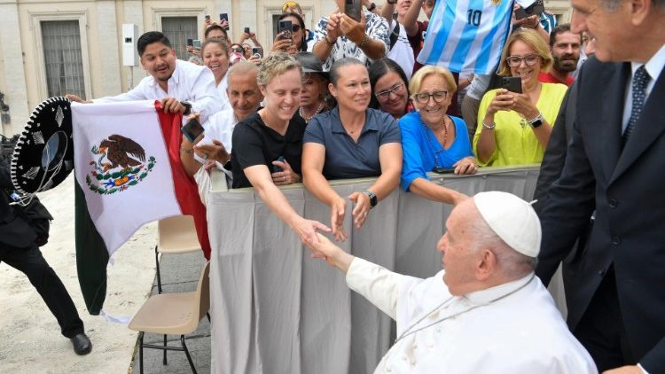 Papst Franziskus grüßt die Pilger bei der Generalaudienz