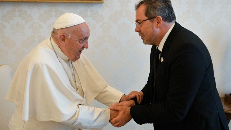 Il saluto tra Papa Francesco e l'ambasciatore dell'Ucraina presso la Santa Sede