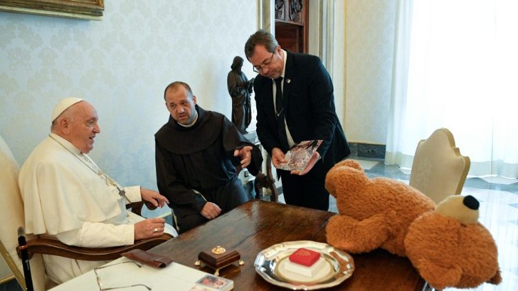 Yurash mostra al Papa le foto del peluche ritrovato tra le macerie del palazzo distrutto a Dnipro