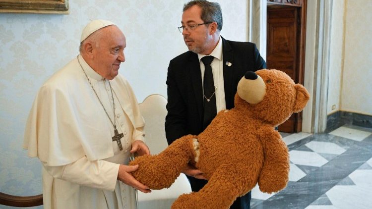 Ambasador Ukrainy podarował Papieżowi misia – symbol dzieci zabitych przez bomby 