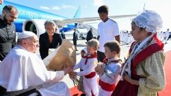 マルセイユに到着し、子どもたちから花束を受け取る教皇フランシスコ　2023年9月22日　フランス・マルセイユ国際空港