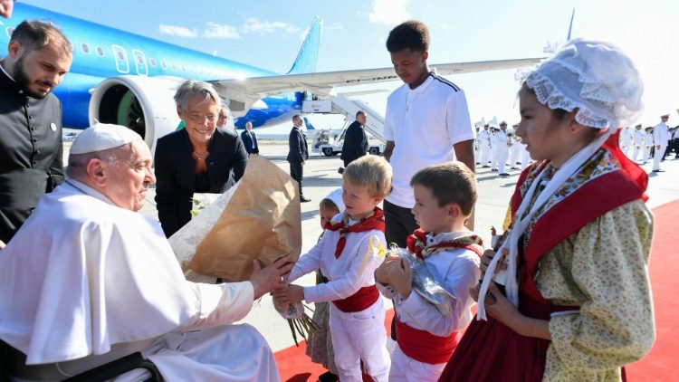 Quattro bambini in abito tradizionale consegnano dei doni al Papa in aeroporto