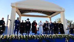 마르세유 바다에서 목숨을 잃은 선원 및 이주민을 기리는 기념비에서 추모하고 있는 프란치스코 교황과 종교 지도자들