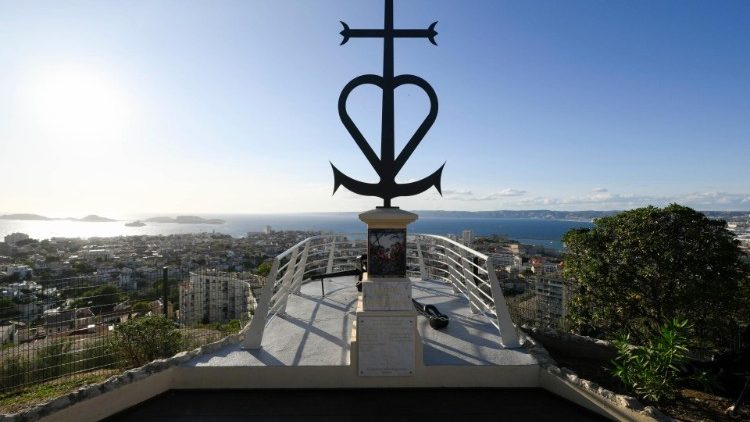 La croix de Camargue flottant sur la mer Méditerranée.