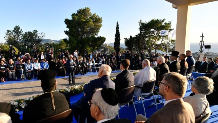 Ferenc pápa Marseille-ben a tenger hősei és áldozatai emlékművénél a vallási vezetőkkel