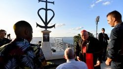 Momento de recolhimento com líderes religiosos junto ao Memorial aos marinheiros e migrantes mortos no mar.