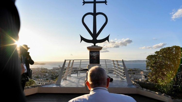 Le Pape prie devant le mémorial dédié aux migrants morts en mer à Marseille.