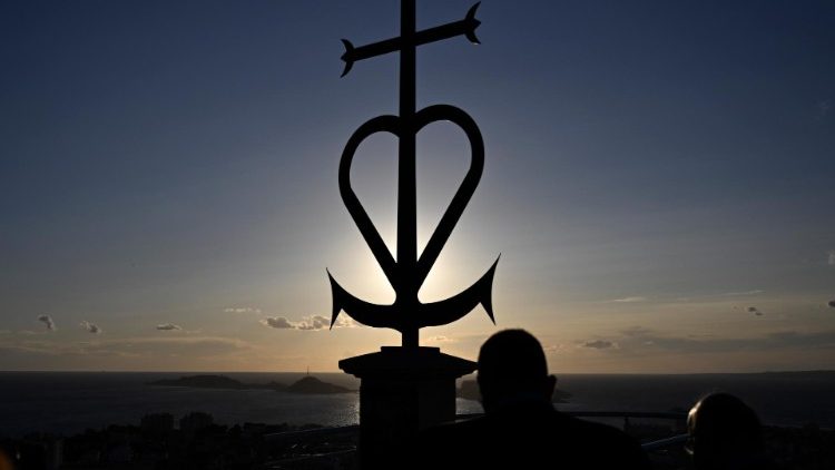 Momento di raccoglimento con i leader religiosi presso il Memoriale dedicato ai marinai e migranti dispersi in mare