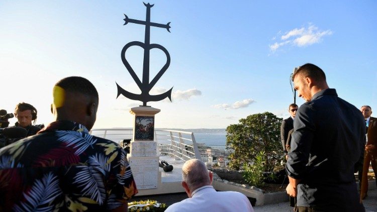Ferenc pápa a tenger hőseinek és áldozatainak emlékművénél Marseille-ben