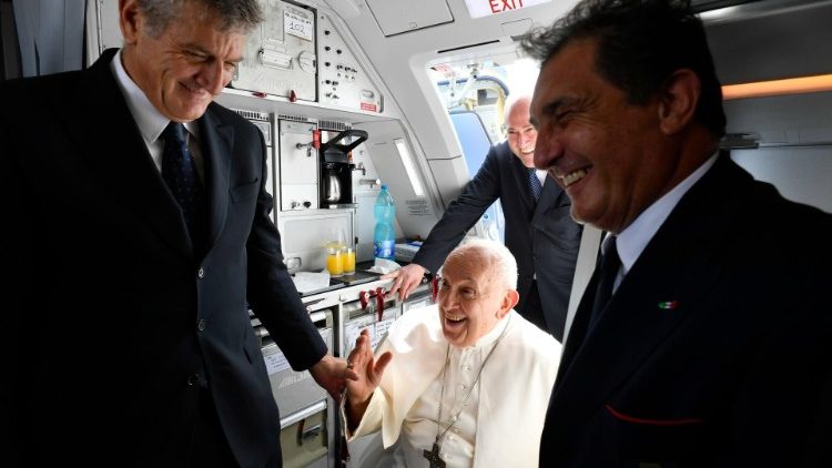 Le Pape François, embarquant dans l'avion direction Marseille, le vendredi 22 septembre 2023.