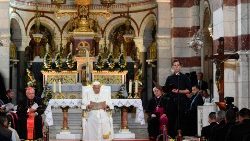 Ferenc pápa a marseille-i papsággal imádkozik az Őrködő Miasszonyunk székesegyházban