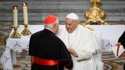 Papa Franjo pozdravlja kardinala Jean-Marca Avelina, marsejskoga nadbiskupa