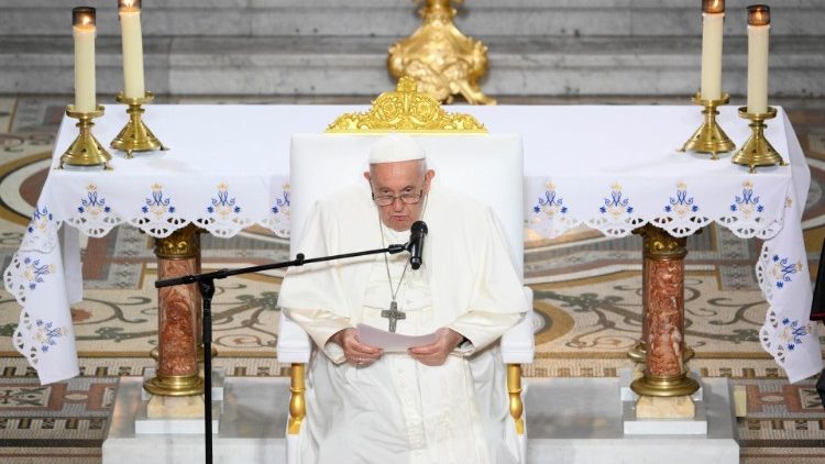 Papeževa molitev Mariji v baziliki Notre Dame de la Garde (Naše Gospe Varuhinje).