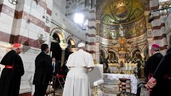 Il Papa in preghiera con il clero diocesano di Marsiglia nella Basilica di Notre-Dame-de-la-Garde
