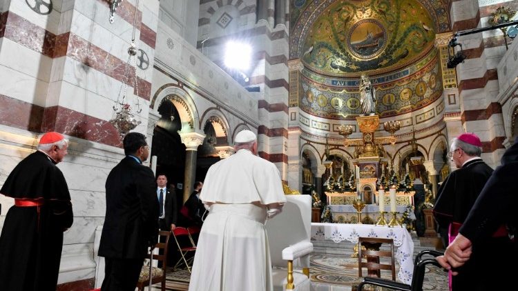 Il Papa al clero di Marsiglia: siate un porto sicuro per i feriti della vita