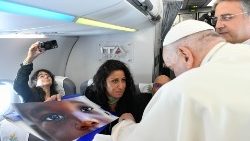 Papa com os jornalistas a bordo do voo que o leva a Marselha