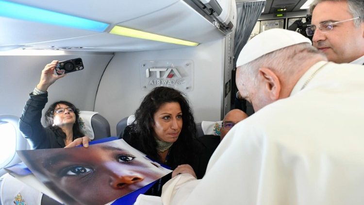  Papa Francesco prega davanti una fotografia, con gli occhi di un bimbo
