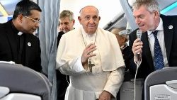 Několik fotografií z papežského letadla na jeho páteční cestě do Francie