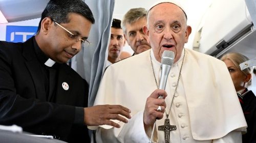 Il Papa ai giornalisti: spero di avere il coraggio a Marsiglia di dire tutto ciò che voglio dire