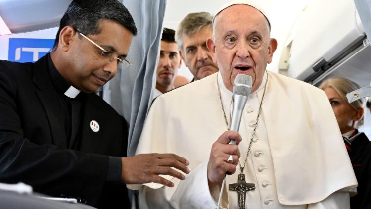 Il Papa ai giornalisti: spero di avere il coraggio a Marsiglia di dire tutto ciò che voglio dire
