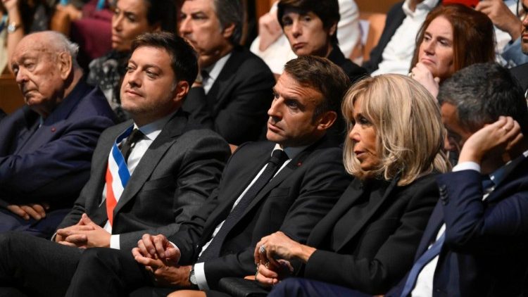 Macron e la consorte in prima fila ad ascoltare il Papa