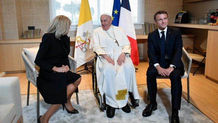 Papa Francesco a colloquio con Macron e consorte all'Aeroporto di Marsiglia