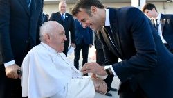Il Papa saluta il presidente francese Macron alla partenza da Marsiglia