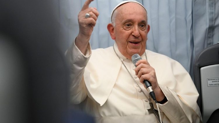 Papež František při tiskové konferenci během zpátečního letu z Marseille