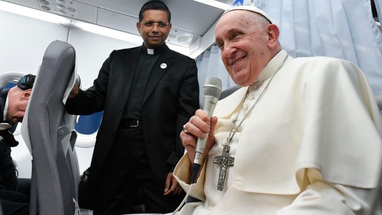 El Papa Francisco responde a los preguntas de los periodistas  