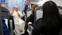 البابا يعقد مؤتمرا صحفيا على متن الطائرة في طريق عودته من مرسيليا