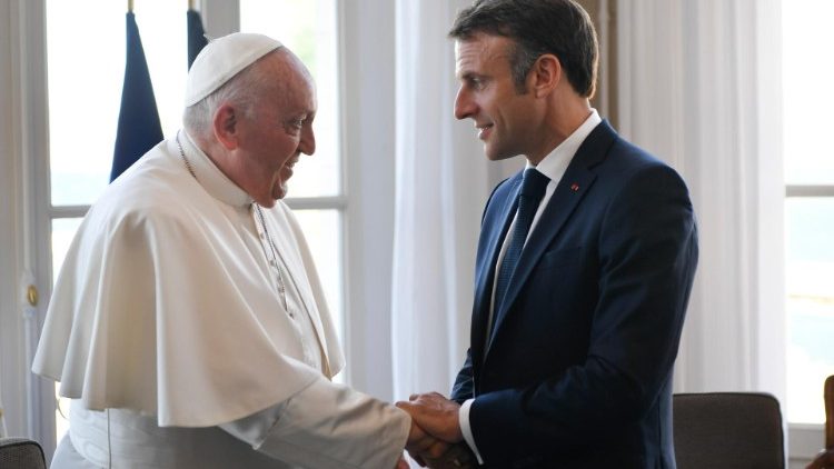   Papež Frančišek in francoski predsednik Macron