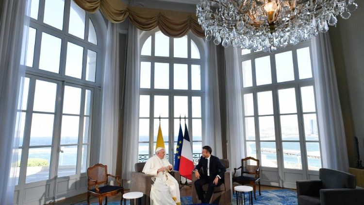 El Papa Francisco se reunió con el Presidente francés Emmanuel Macron